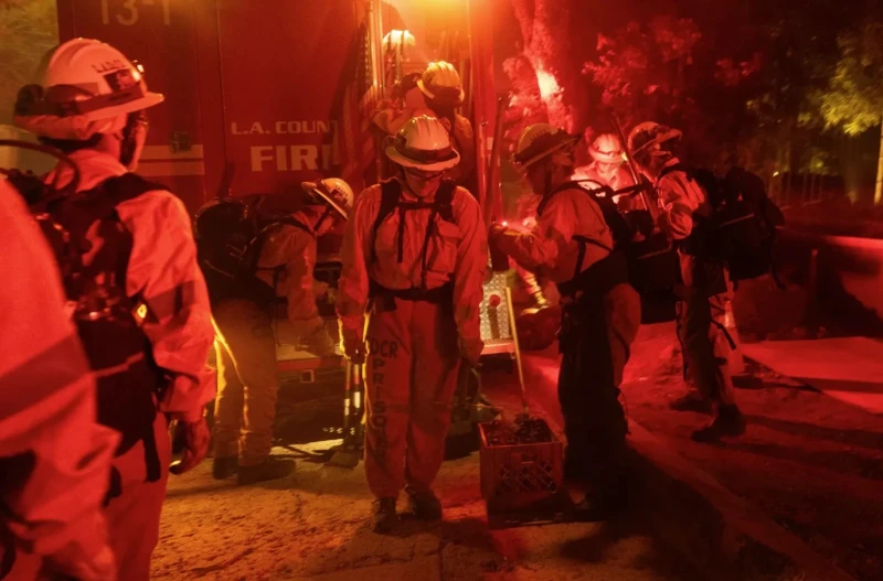 حرائق كاليفورنيا كواليس تجنيد المسجونين في الإطفاء براتب ووظيفة كاليفورنيا , منذ سنوات طويلة ، تعتمد الولاية على السجناء للمساعدة في إطفاء حرائق