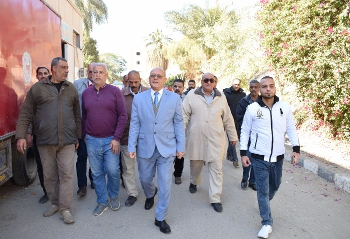 رئيس جامعة سوهاج يتفقد العمل داخل ورش الإنتاج وصيانة السيارات (صور) تفقد الدكتور حسان النعماني رئيس جامعة سوهاج، سير العمل داخل ورشة صيانة السيارات والمطبعة وورش الإنتاج بمقر كلية