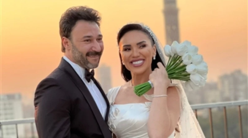 بعد حفل زفافهما.. نجوم الفن يهنئون محمد العمروسي ومي فاروق هنأ عدد من نجوم الفن، الفنان محمد العمروسي الذي احتفل بزفافه على مي فاروق، أمس الخميس،