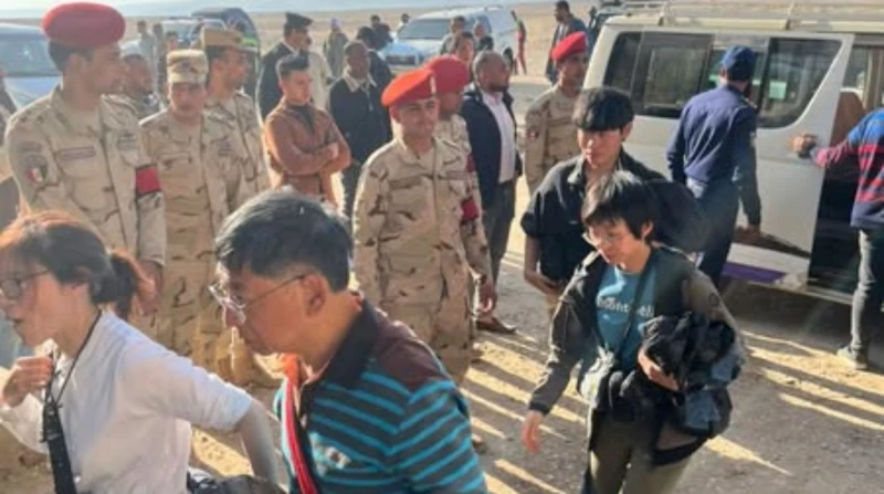 في منطقة جبلية.. القوات المسلحة تنقذ سائحين تعطل بهم بالون طائر (صور) نجحت عناصر من القوات الجوية وقوات الدفاع الجوي، في إنقاذ ركاب بالون طائر منطاد بمحافظة الأقصر بعد جنوحه بسبب ا