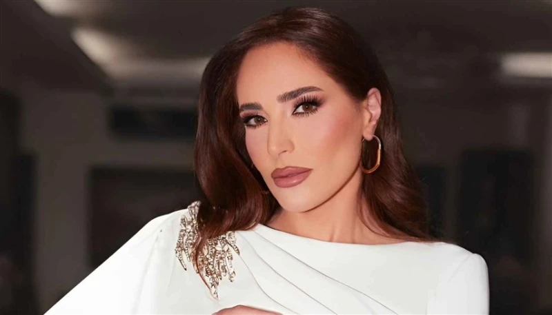 عبير نعمة ومحمود العسيلي في أغنية فيلم 6 أيام افاق عربية - أعلنت الشركة المنتجة لفيلم 6 أيام- وعملت إيه فينا السنين، الذي سيطرح في دور العرض السينمائي في 15 يناير(كانون الثاني) الج