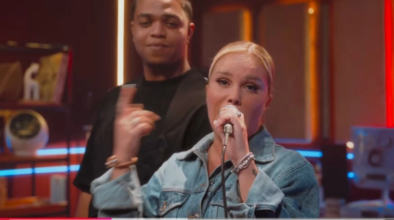 نيكول سابا بشكل مختلف في معلمة تصدرت الفنانة نيكول سابا تريند مواقع التواصل الاجتماعي عقب طرحها أغنية جديدة تحمل اسم معلمة بمشاركة الفنان والموزع