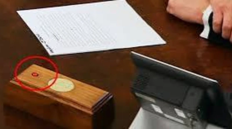 زر أحمر على مكتب ترامب يثير قلق الضيوف.. ما علاقته بتدمير العالم؟ على مدى سنوات، أثار الزر الأحمر الموجود على مكتب الرئيس الأمريكي دونالد ترامب داخل المكتب البيضاوي تساؤلات عديدة و