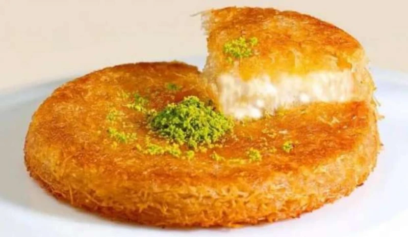 حلويات رمضان عمل الكنافة بالقشطة مثل المحلات بطريقة سهلة وبسيطة يعتبر شهر رمضان المبارك موسما مميزا لتحضير أرقى أنواع الحلويات الشرقية، وعلى رأسها الكنافة والقطايف، اللتان تعدان من