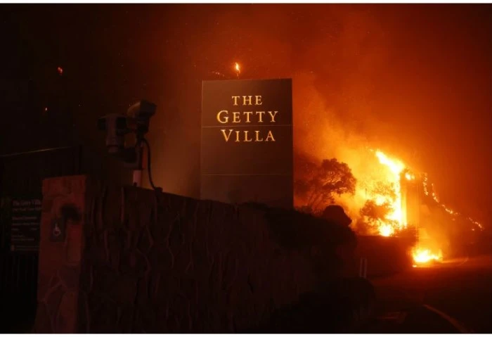 أوامر إخلاء ل153 ألف شخص في لوس أنجلوس بسبب حرائق كاليفورنيا.. صور أصدرت الشرطة الأمريكية، أوامر إخلاء لنحو 153 ألف شخص في لوس انجلوس جراء الحرائق