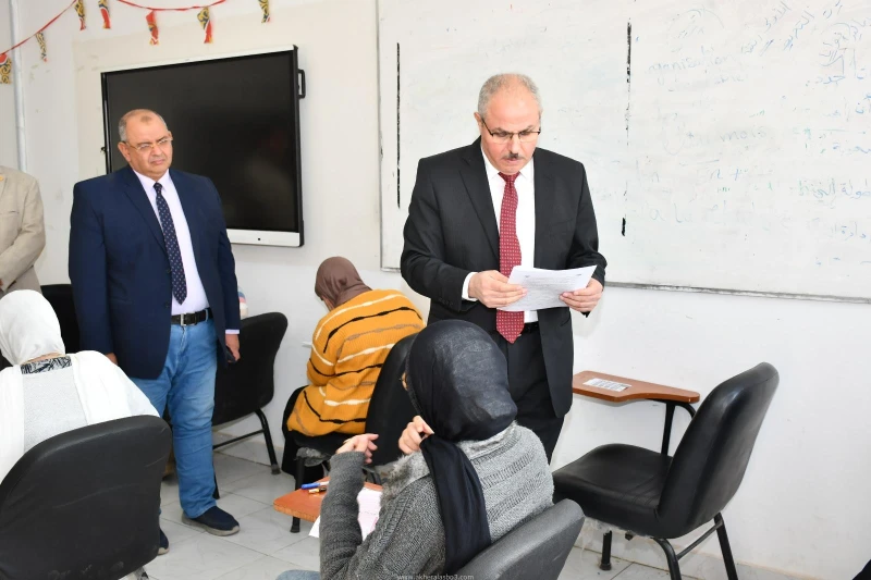 كتبت أمل عبد الرحيم تفقد الدكتور ناصر مندور، رئيس جامعة قناة السويس، لجان الامتحانات بكلية الألسن، يرافقه الدكتور محمد عبد النعيم، نائب رئيس الجامعة