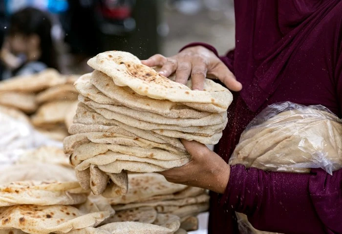 هتاخد فلوس بداله، مصدر ب التموين يكشف تفاصيل قيمة الدعم النقدي للخبز (خاص) كشف مصدر بوزارة التموين والتجارة الداخلية، لافاق عربية، المناقشات الجارية حول رفع قيمة دعم الخبز المقدم ل