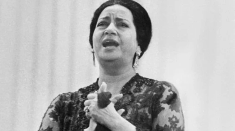 طبق مهلبية ومسدس وكباريه.. 3 حكايات نادرة في حياة أم كلثوم حققت أم كلثوم طفرة في عالم الغناء وأصبحت أيقونة للطرب الشرقي، واعتلت عرش الأغنية العربية واستحقت عن جدارة لقب كوكب الشرق،