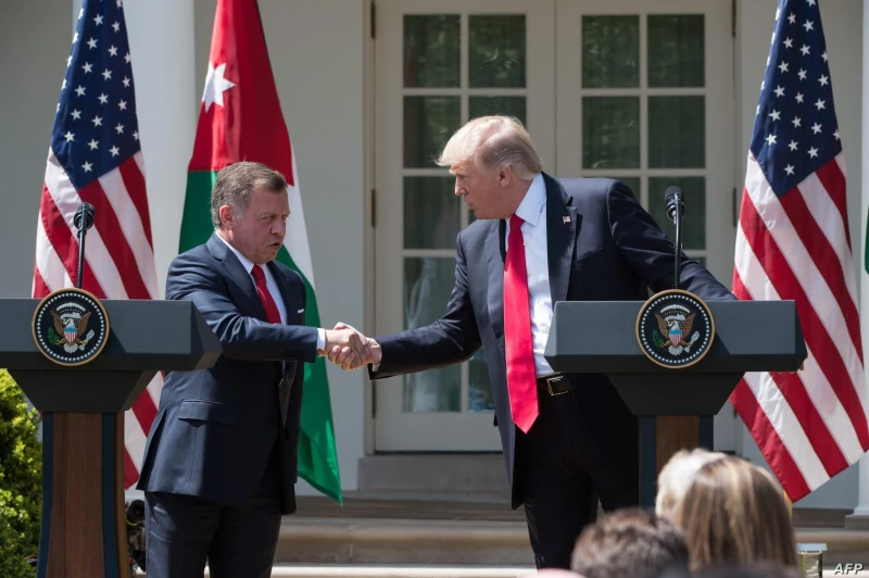 ملك الأردن وترامب يتعهد بتهجير سكان غزة ويؤيد ضم إسرائيل للضفة ويوافق على أمر خطير ل حماس متابعة ايمن جاد أيد الرئيس الأميركي دونالد ترامب ضم إسرائيل للضفة الغربية، مساء اليوم الثل