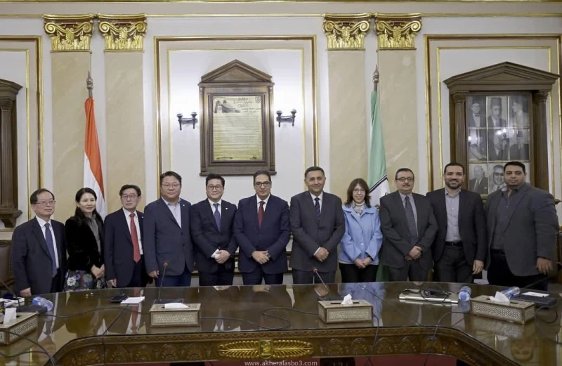 رئيس جامعة القاهرة يستقبل رئيس الجمعية المصرية الكورية للتنمية () ووفد جامعة تشونغجو الكورية كتب - محمود الهندي استقبل الدكتور محمد سامي عبد الصادق