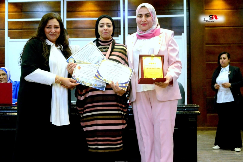 كتب أحمد عمر اقيمت اليوم بمركز التعليم المدنى بالجزيرة المؤتمر العلمى لمناقشة الابحاث للادمان والصحة النفسية برئاسة الدكتورة فاطمة العزب حيث بدا