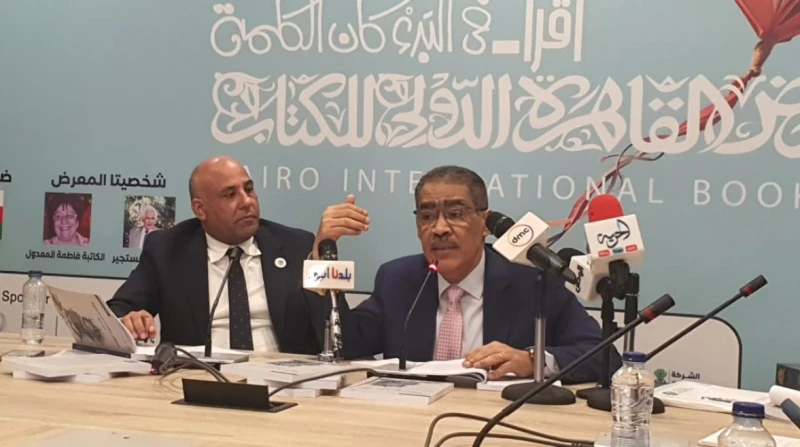 ضياء رشوان: الإخوان استخدموا الإعلام لخلق معارك.. والجماعة إلى زوال شهدت قاعة حفلات التوقيع بمعرض القاهرة الدولي للكتاب في دورته ال 56 ندوة لمناقشة