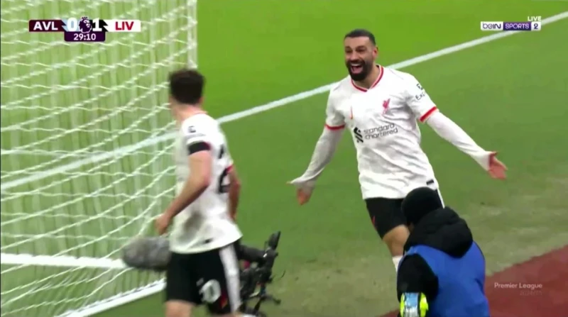 محمد صلاح يحطم رقم سواريز ويحقق إنجازا تاريخيا مع ليفربول (فيديو) حقق النجم المصري محمد صلاح، لاعب ليفربول، إنجازا تاريخيا جديدا بعدما أصبح أول لاعب