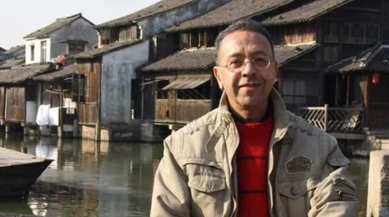 تشييع جنازة الإذاعي أحمد أبو زيد في طنطا (فيديو) شيع جثمان الإذاعي الراحل أحمد أبو زيد، اليوم بمحافظة الغربية من مسجد أبو الهوى بقحافة في مدينة طنطا، وسط حضور العديد من أفراد الأسر