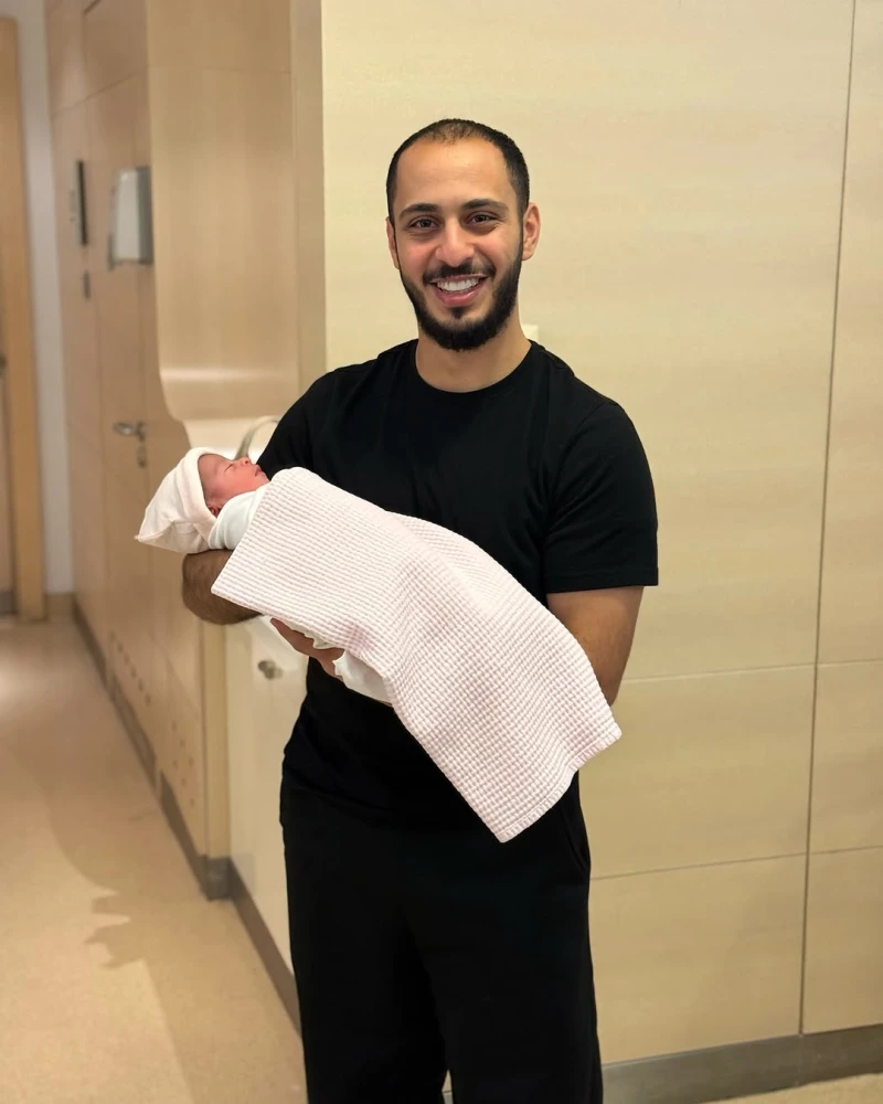 راية الوليد مقداد ترى النور.. فهل عرفتوها؟ افاق عربية - رزق نجم قناة طيور الجنة الوليد مقداد بطفلة، أطلق عليها اسم راية. وراية هي الابنة الأولى