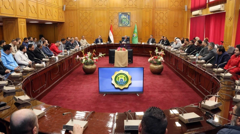 كتبت أمل عبد الرحيم عقد اللواء طيار أ.ح أكرم محمد جلال محافظ الإسماعيلية، اجتماعا مع أعضاء شعبة الذهب بالغرفة لتنسيق الأعمال، لإطلاق قافلة إغاثية تضم ٥٠ شاحنة محملة بالمساعدات الإن