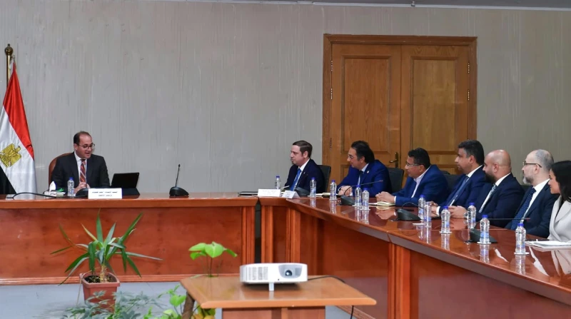 وزير المالية: نسعى لتحسين مؤشرات الدين واستقرار الأسعار قال وزير المالية، أحمد كجوك، إن المجموعة الوزارية الاقتصادية تعمل حاليا على أكثر من مسار لتهيئة بيئة استثمار تنافسية وجاذبة.