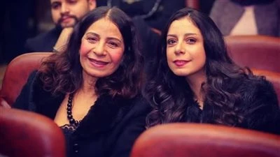 كانت بتبكي من الألم.. ياسمين رحمي تكشف الحالة الصحية لوالدتها عقب إصابتها في مشاجرة بمسلسل 80 باكو حرصت الفنانة ياسمين رحمي على طمأنة الجمهور على الحالة الصحية لوالدتها الفنانة عفا