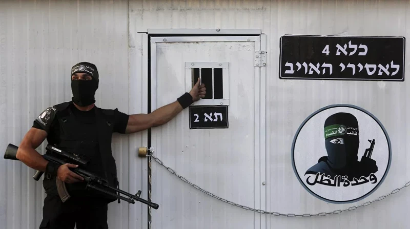 وحدة الظل القسامية.. لغز شكلته الدماء لعبت وحدة الظل وهي إحدى الوحدات العسكرية الأكثر سرية واستراتيجية في كتائب عز الدين القسام دورا حاسما في عملها الطويل الأمد ضد الاحتلال الإسرائ