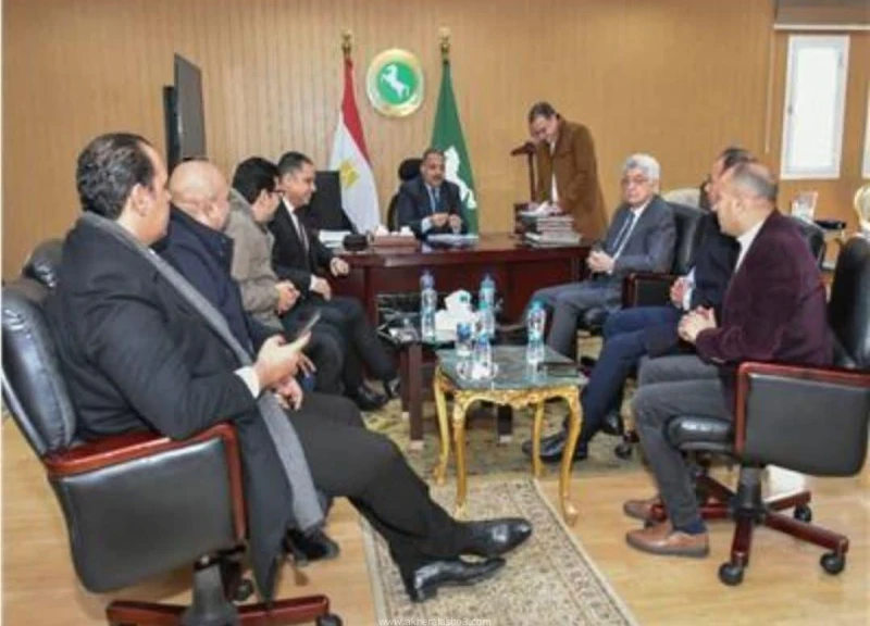 محافظ الشرقية يلتقي نواب البرلمان لحل مشاكل دوائرهم متابعه أيمن عواد التقى المهندس حازم الأشموني محافظ الشرقية بعدد من أعضاء مجلسي النواب والشيوخ وذلك لإستعراض وحل مشاكل المواطنين 