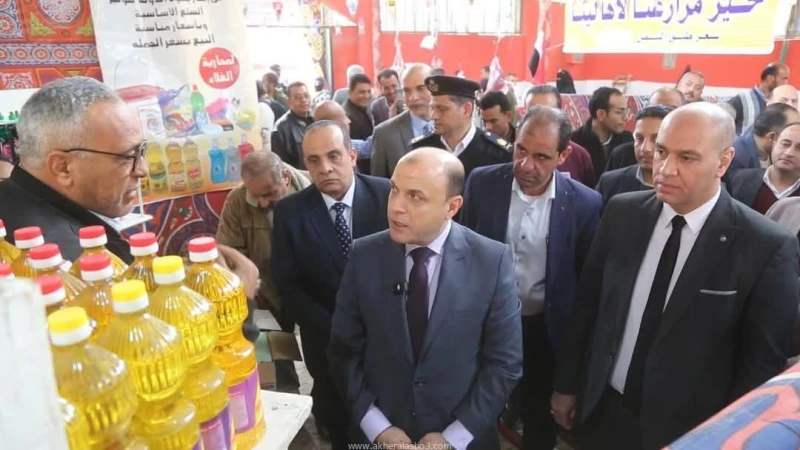 محافظ كفرالشيخ يتفقد معارض أهلا رمضان بالمحافظة لمتابعة توفير السلع بأسعار مخفضة كفر الشيخ-سهيله عبداللطيف تفقد اللواء علاء عبد المعطي، محافظ