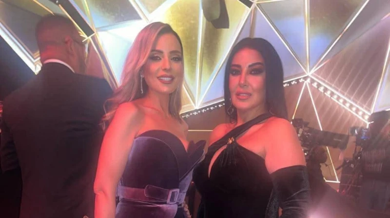 ربنا ما يجيب خصام.. سمية الخشاب تغازل ريم البارودي تحدثت الفنانة سمية الخشاب عن علاقتها ب ريم الباردوي، بعدما وقعت بينهما خلافات بسبب زواج الأولى من