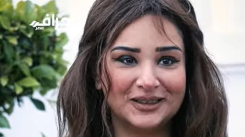 بالله عليكم امسحوها.. آلاء عبد العزيز تترجى المتابعين حذف فيديوهاتها ظهرت الإعلامية آلاء عبد العزيز بعد إتمامها فترة العلاج، في بث مباشر عبر حسابها على فيسبوك، مطالبة متابعيها بحذف