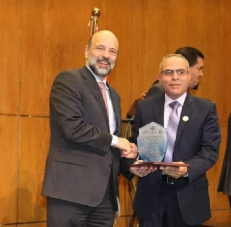 اشتكى مدير زراعة لواء الوسطية السابق قتيبة عبيدات ، من إحالته على التقاعد المبكر، وهو وبعض المديرين والموظفين الآخرين في وزارة الزراعة، دون تقديم طلب منهم والأهم دون وجود أسس واضحة