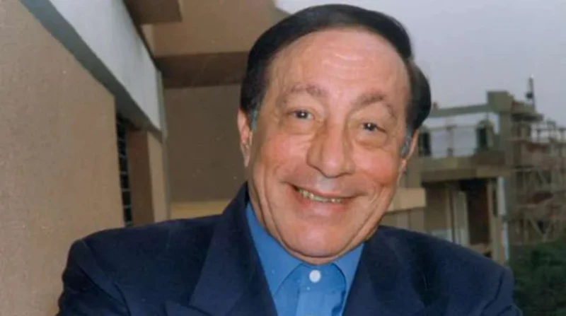 بذكرى ميلاده.. أبو بكر عزت رحل يوم عيد زواجه وباقة زهور آخر رسائله ترك الفنان الراحل أبو بكر عزت، بصمة واضحة في السينما والمسرح والدراما المصرية، حيث