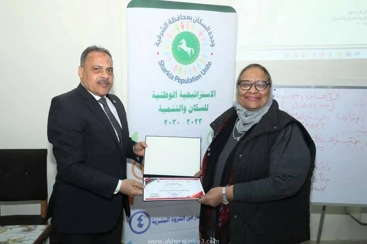 محافظ الشرقيه يلتقي مديرة تسريع الإستجابة المحلية للقضية السكانية بوزارة التنمية المحلية ورئيسة الإدارة المركزية للسكان متابعه عبدالله محمد عبدالله