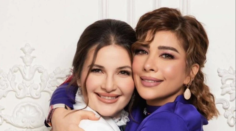 ابنة أصالة: عمليات التجميل جعلتها أصغر من سنها علقت طبيبة التجميل شام الذهبي للمرة الأولى، على التغيير الذي طرأ على ملامح والدتها الفنانة السورية أصالة نصري.عمليات تجميلشام الذهبي 