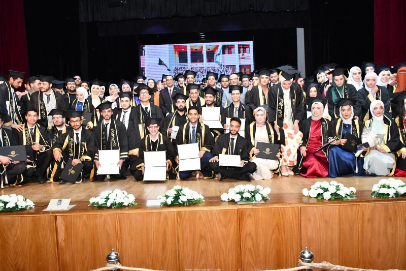 كتبت أمل عبد الرحيم نظمت كلية الطب جامعة قناة السويس حفل تخرج الدفعة السابعة والثلاثين تحت رعاية الدكتور ناصر مندور، رئيس الجامعة، وبإشراف عام