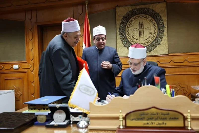 وكيل الأزهر يعتمد نتائج الشهادات الابتدائية والإعدادية وأبنائنا في الخارج والمعاهد الخارجية والبرنامج التأهيلي كتب - محمود الهندي اعتمد فضيلة أ.د محمد الضويني، وكيل الأزهر الشريف، 
