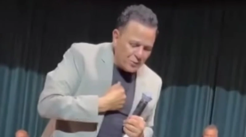 رفض إسورة ذهبية.. محمد فؤاد يرد على هدية معجبته بساعته الشخصية في موقف عفوي على خشبة المسرح، أهدى النجم محمد فؤاد ساعته الشخصية لإحدى معجباته، خلال حفله الأخير في كندا، حيث شهدت ال