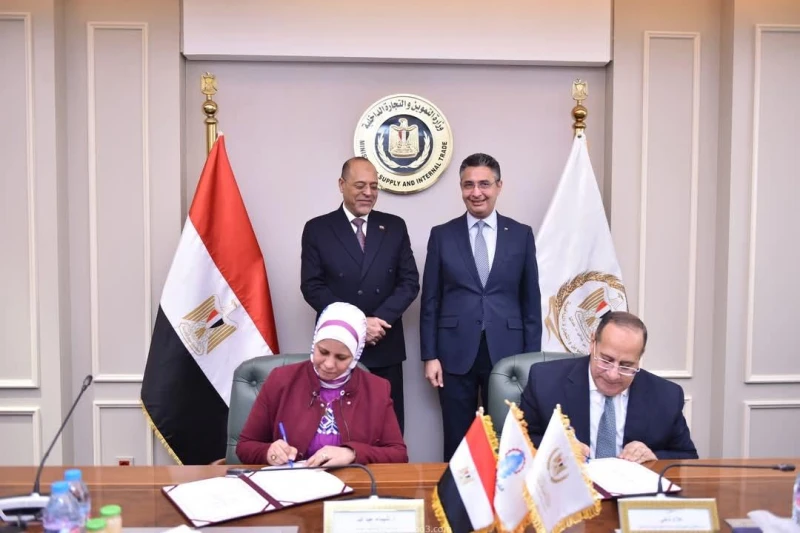 وزيرا التموين والعمل يشهدان توقيع بروتوكول تعاون لدعم العمالة غير المنتظمة كتب - محمود الهندي تنفيذا لتوجيهات السيد الرئيس عبدالفتاح السيسي رئيس الجمهورية، برعاية وحماية العمالة غي