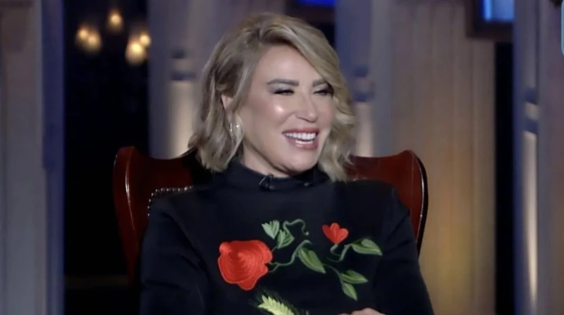 إيناس الدغيدي: خوفت على بنتي من الإخوة المسلمين دخلت المخرجة إيناس الدغيدي في نوبة البكاء، بعد أن استمعت إلى تسجيل صوتي من ابنتها الصغرى حبيبة، التي طرحت سؤالا عن مصدر قوتها في الح