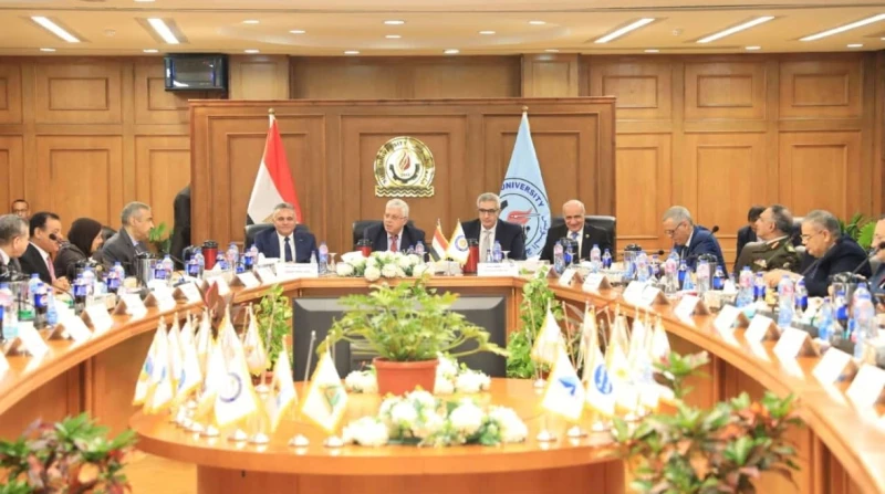 4 آلاف دولار.. نص قرار زيادة رسوم إعارة أعضاء هيئة التدريس للخارج حصلت افاق عربية على صورة ضوئية من خطاب تكليف صادر من مساعد وزير التعليم العالي للتخطيط الاستراتيجي الدكتور أيمن فر