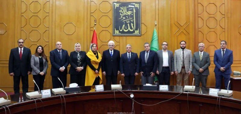 كتبت أمل عبد الرحيم وقع اللواء طيار أ.ح أكرم محمد جلال محافظ الإسماعيلية، اليوم الخميس، مذكرة تفاهم مشتركة بين المحافظة، ومبادرة جسور متمثلة في مؤسسة التعليم أولا وبين الهيئة القوم