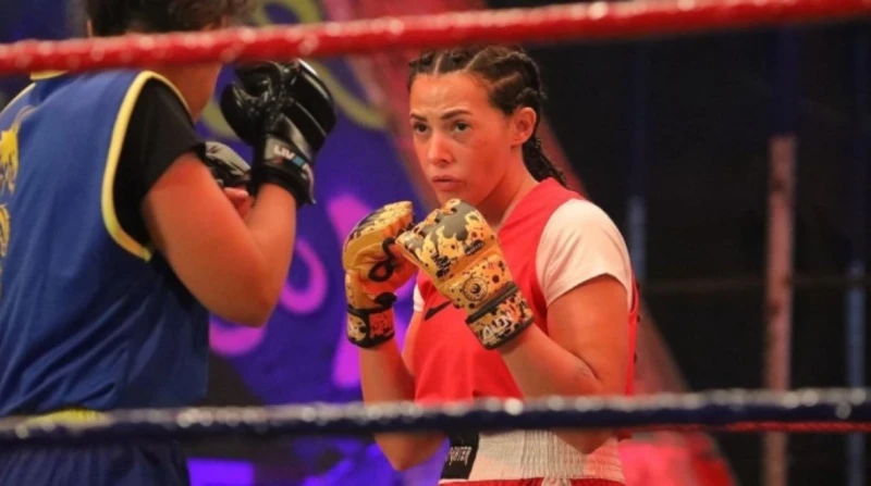 دنيا سمير غانم تكشف حقيقة منافسة روكي الغلابة في عيد الفطر كشفت الفنانة دنيا سمير غانم، حقيقة منافسة فيلم روكي الغلابة، التي تؤدي بطولته، في أفلام عيد الفطر 2025.وكتبت دنيا سمير غا