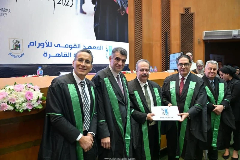 رئيس جامعة القاهرة يشهد تخريج 5 دفعات من حملة الماجستير والدكتوراه بالمعهد القومي للأورام 2020-2024م كتب - محمود الهندي شهد الدكتور محمد سامي عبد