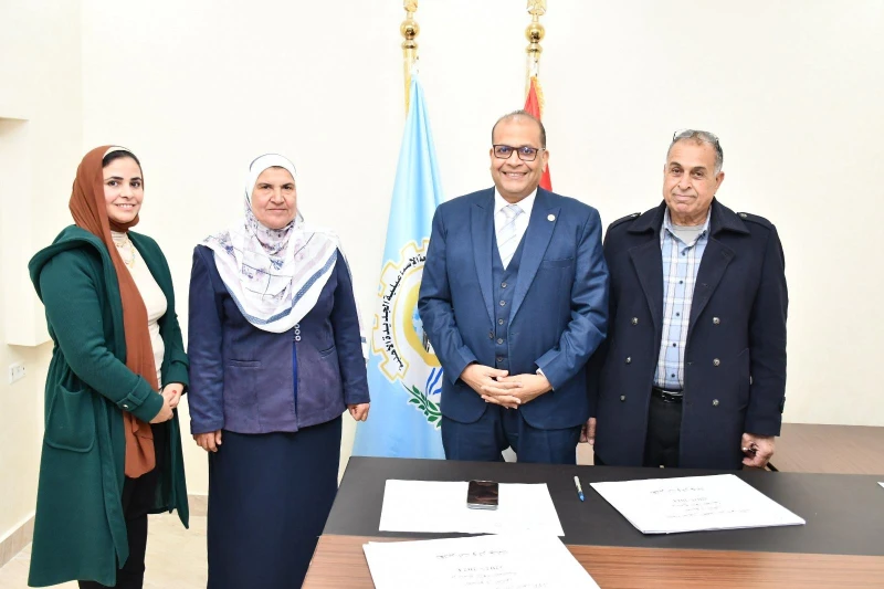 كتبت أمل عبد الرحيم أعلن الدكتور ناصر مندور، رئيس جامعة قناة السويس، والمفوض بتسيير أعمال جامعة الإسماعيلية الجديدة الأهلية، اعتماد نتائج الفصل الدراسي الأول ببرامج اللغات في كلية