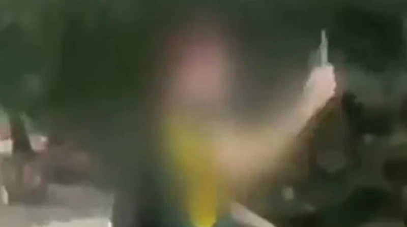 شجار بالأسلحة البيضاء بين فتيات في ساحة مدرسة أسترالية أظهرت مجموعة من الطالبات في أستراليا شجاعتهن بمحاولة نزع سكين حاد من زميلة، كانت تهددهن به، وفقا لصحيفة ديلي ميل البريطانية. 