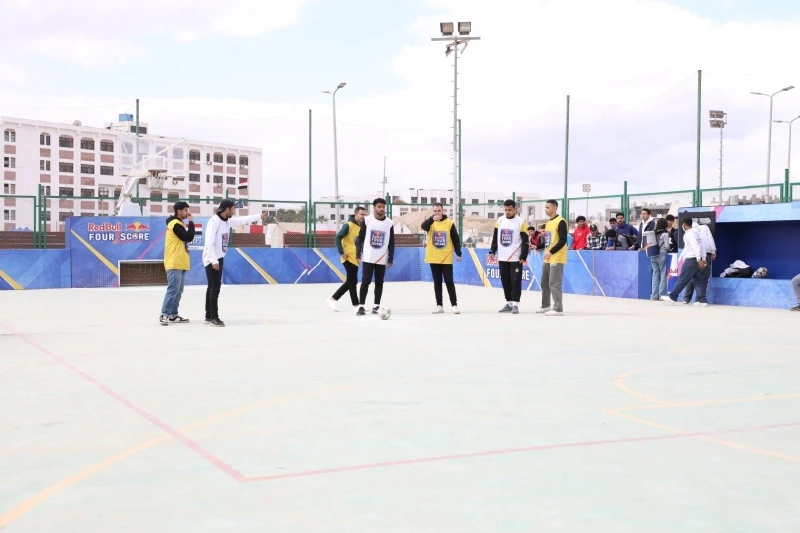 كتبت أمل عبد الرحيم تحت رعاية الدكتور ناصر مندور، رئيس جامعة قناة السويس، انطلقت فعاليات بطولة كرة القدم الرباعية 2 ، التي تنظمها أسرة طلاب من أجل مصر بالتعاون مع شركة ريد بل. تأتي