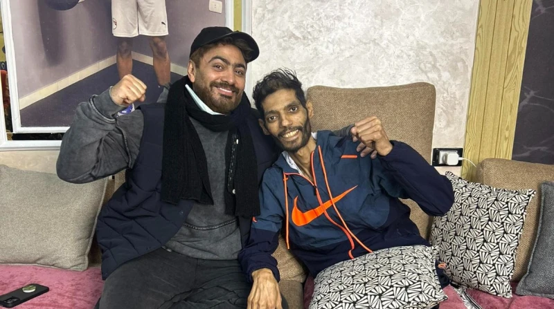 إبراهيم شيكا ل تامر حسني: قلب أخوك يا تيمو فرحتني جدا حرص الفنان تامر حسني على دعم لاعب الزمالك السابق إبراهيم شيكا، وزاره في منزله اليوم. ونشر