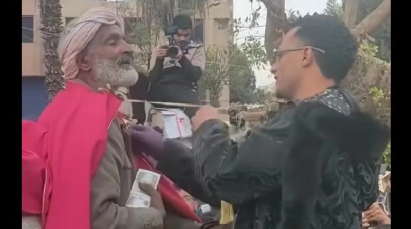 بعد طلبه المساعدة.. محمد رمضان يفاجئ عربجي بتصرف غير متوقع تواجد الفنان محمد رمضان، الأيام الماضية بمنطقة شبرا مصر، من أجل تسليم جائزة الفائز في