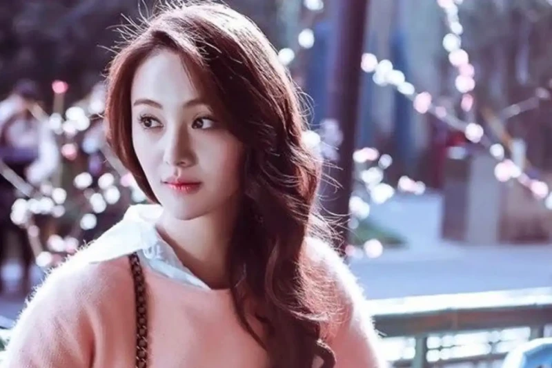 تصدرت النجمة الصينية تشنغ شوانغ التي اشتهرت بدورها في مسلسل عام 2009 ومشاركتها في عروض أزياء العالمية، عناوين الأخبار بشكل صادم عام 2021، بعد الكشف عن تفاصيل حياتها الشخصية وعلاقته