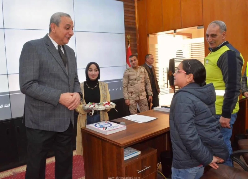 محافظ الغربية يستقبل طلاب دفرة الرسمية للغات في زيارة ميدانية لمركز سيطرة الشبكة الوطنية للطوارئ كتبمحمود شتا الجندي يؤكد على حرص الدولة على رفع وعي الطلاب وترسيخ الانتماء الوطني م