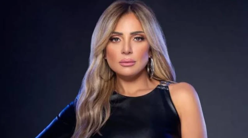 ريم البارودي تفتح النار على أهل الفن.. أحرجت أحمد سعد أبو حلق كشفت الفنانة ريم البارودي عن أسباب غيابها عن الساحة الفنية خلال العامين الماضيين، مشيرة إلى أن وفاة والدها كان لها أثر