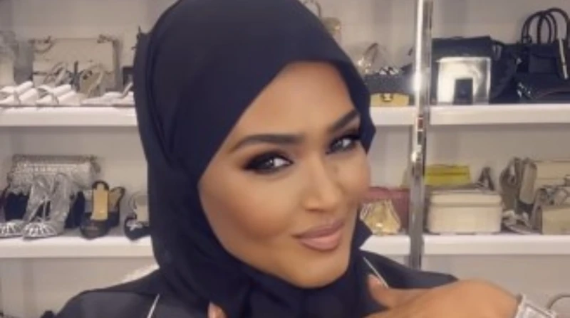 وعد السعودية بالحجاب: هغني بدون تصوير فاجأت المغنية السعودية وعد، جمهورها، بقرار ارتداء الحجاب، واصفة قرارها بالصعب.وعد ترتدي الحجاب وظهرت وعد في مقطع فيديو عبر حساباتها بمواقع الت