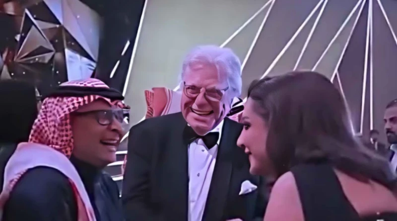 بعد شهر من فيديو القبلات.. ظرف صحي يضرب عبدالمجيد عبدالله أعلنت شركة روتانا للإنتاج الموسيقي، تعرض الفنان السعودي عبدالمجيد عبدالله لأزمة صحية طارئة.ونشرت روتانا عبر منصة إنستجرام،